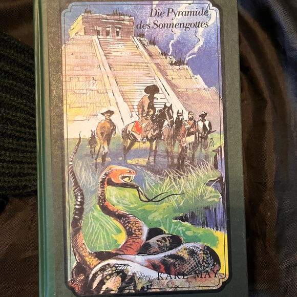 Shelf Display Books - Picture 13 of 16